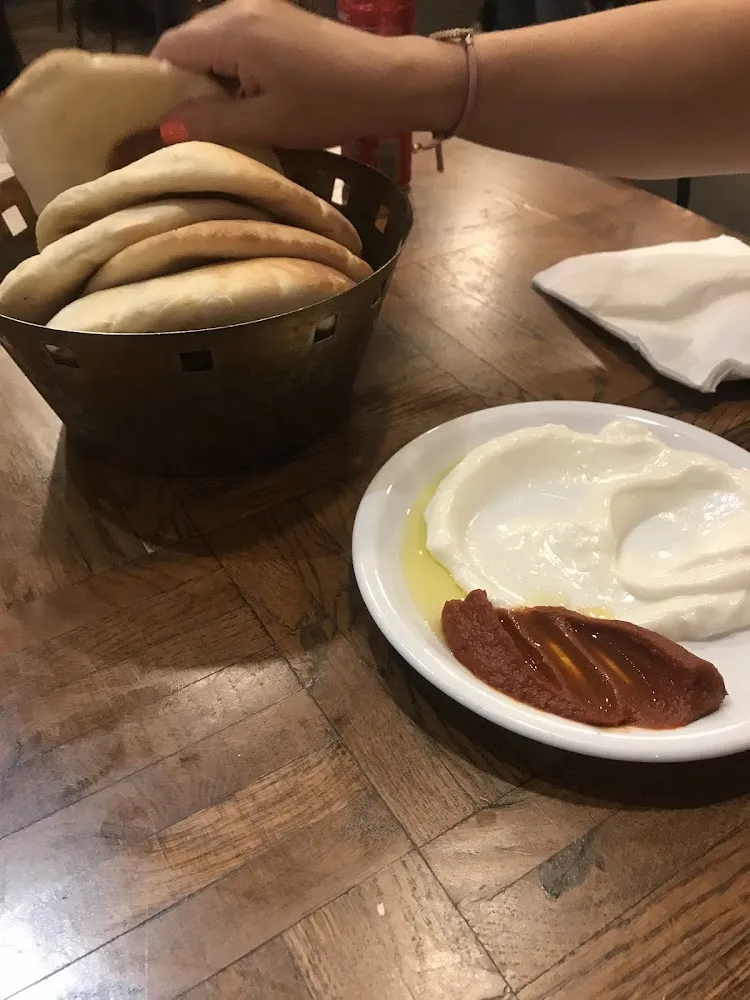 Pain Maison Harissa Et Sauce À l’ail